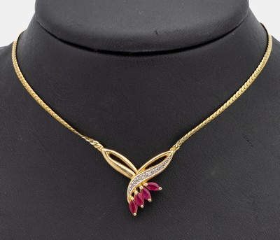 14 kt Gold Rubin-Diamant-Collier, GG/WG 585/000, geschwungenes Mittelteil, 4 Rubin- Navettes zus. ca. 0.40 ct, 6 kl. in WG gefasste 8/8-Diamanten, ...