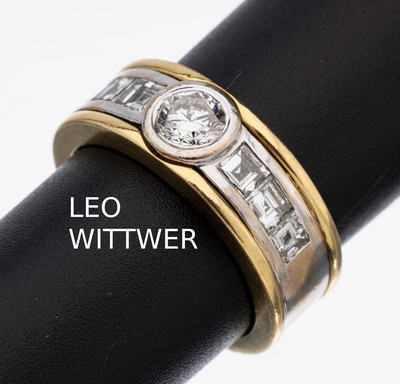 18 kt Gold LEO WITTWER Diamant-Ring, GG/WG 750/000, Mittelschiene in WG, mittig mit einemBrillant ca. 0.46 ct feines Weiß/vvs, 6 Diamantcarrees ...