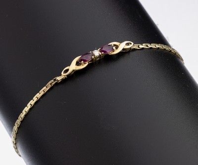14 kt Gold Rubin-Brillant-Armband, GG 585/000 gepr., Mittelteil mit 2 kl. Rubin- Navettes und kl. Brillant, L. ca. 18.5 cm, Kastenschloss mit ...