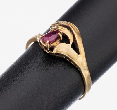 14 kt Gold Rubin-Brillant-Ring, GG 585/000,facett. Rubin-Tropfen ca. 0.10 ct, 3 Brillanten zus. ca. 0.04 ct Weiß/si, RW 61, ca. 2.6 g