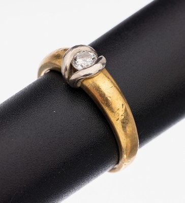18 kt Gold Brillant-Ring, GG/WG 750/000, 1 in WG gefasster Brillant ca. 0.30 ct Weiß/vs, RW 61, ca. 7.2 g, Ringschiene gebrochen