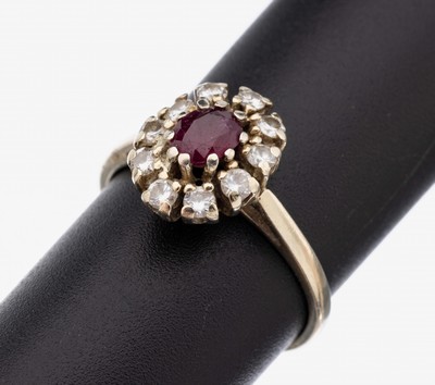 14 kt Gold Rubin-Brillant-Ring, WG 585/000, mittig ovalfacett. Rubin ca. 0.50 ct, umgeben von 10 Brillanten zus. ca. 0.30 ct Weiß/si, RW 55, ca. ...