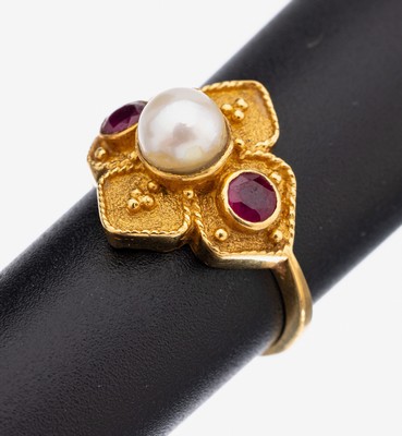 22 kt Rubin Perl Ring, GG 916/000, florale Gestaltung, mittig mit einer Perle, (Klebe- spuren), 2 rundfacett. Rubine zus. ca. 0.30 ct, Kordelverz., ...