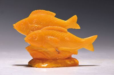 Alfred Schlegge, 1923 - 2015, Bernstein geschnitzt, Fischpaar, monogrammiert, ca. 9.5 x 13 cm
