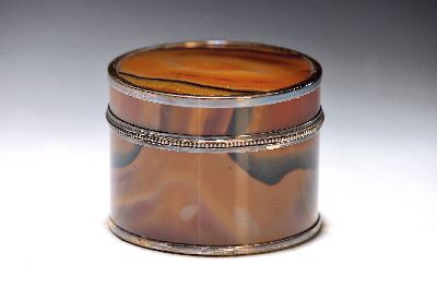 Achat-Deckeldose, wohl Mitte 20. Jh., geschliffene und polierte Wandung, Silbermontur mit Perlrand, H. ca. 6.2 cm, D. ca. 8.3 cm