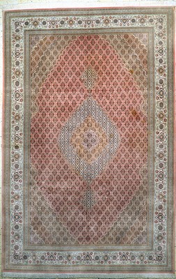 Täbriz fein(50 Raj), Persien, Ende 20.Jhd, Korkwolle mit Seide, ca. 310 x 204 cm, ca. 500.000 Kn/qm, EHZ: 2(fleckig)