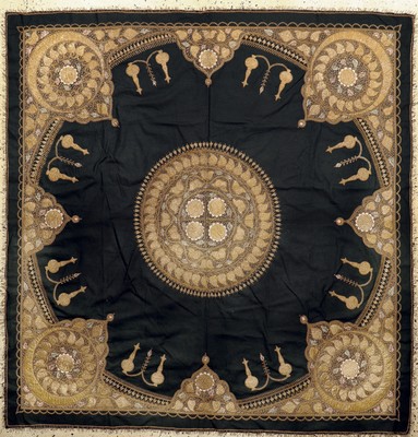 Seide-Metallstickerei, Indien, Anfang 20.Jhd, Seide & Metall, ca. 170 x 170 cm, EHZ:2
