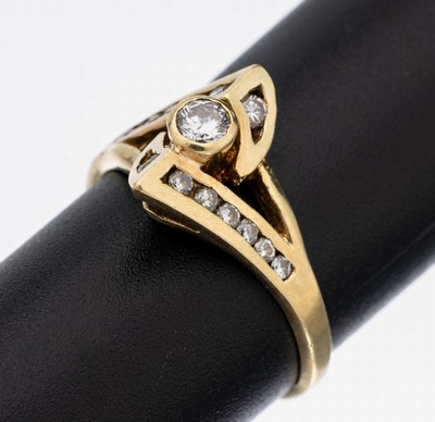 14 kt Gold Brillant-Ring, GG 585/000 gepr.,mittig Brillant ca. 0.15 ct Weiß/si, weitere 14 Brillanten zus. ca. 0.14 ct Weiß/si, RW 55,ca. 3.7 g