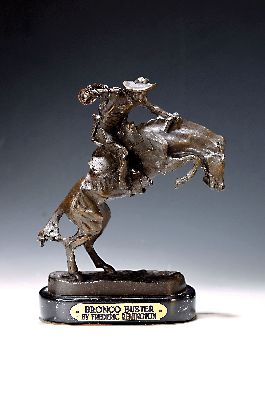 Nach Frederic Remington (1861-1909) "Bronco Buster", Bronze, patiniert, signiert, auf Marmor Plinthe, mit Namensplakette, H. 22 cm