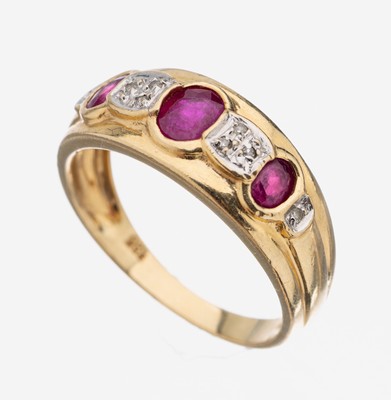 14 kt Gold Rubin-Diamant-Ring, GG 585/000, 3 ovalfacett. Rubine zus. ca. 0.20 ct, 8 8/8-Diamanten in rhod. Fassungen zus. ca. 0.02ct Weiß/p, RW 58, ...