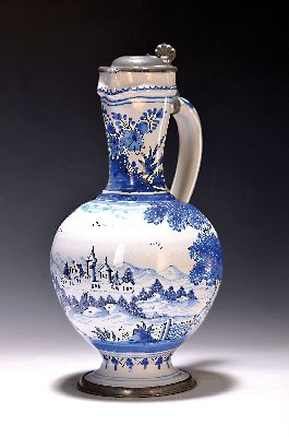 Enghalskrug, wohl deutsch, 18. Jh., Fayence, helle Glasur mit blauer Bemalung, Burgenmotiv in Landschaft, Hals mit Blumen, Zinndeckel monogrammiert ...