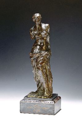 Replika-Figur, Venus von Milo, auf Steinsockel, Kunstguss, H. ca.34.5 cm