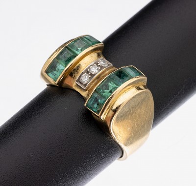 18 kt Gold Turmalin-Diamant-Ring, GG 750/000, England, wohl 1950er Jahre, 8 Turmalin-Carrees zus. ca. 0.80 ct, z. T. Kerben, 3 8/8 -Diamanten zus. ...
