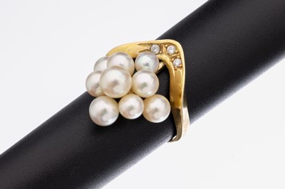 18 kt Gold Perl-Brillant-Ring, GG 750/000, außergewöhnliche Gestaltung, 9 Akoyazuchtperlen, D. ca. 5.1 - 6.4 mm, 3 Brillanten zus. ca. 0.10 ct ...