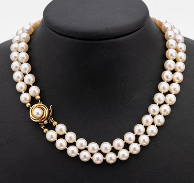 Zuchtperl-Collier mit 14 kt Gold Schließe, GG 585/000, 2-rhg. Akoyazuchtperlen, D. ca. 7.6 mm, L. ca. 67 cm, Kastenschloss mit Sicherheitsacht