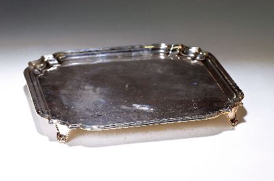 Tablett auf vier Füssen, Sheffield, um, 1927, Sterlingsilber, rechteckige Form mit ausgesparten Ecken, profilierter Randdekor, Füsse mit kleiner ...