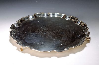 Großes Tablett auf vier Füssen, Birmingham, 1941, Sterlingsilber, runde Form mit geschweiftem Rand, Füsse in Volute auslaufend, D. ca. 46 cm, H. ...