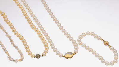 Perl Gold Konvolut, best. aus: 1x weiße Zuchtperlkette, D. ca. 6.5 mm, Schließe GG 585/000, L. ca. 72 cm, 1x cremefarb. Zuchtperlkette, D. ca. 6.5 ...