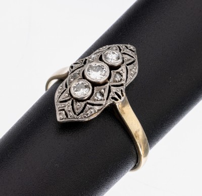 14 kt Gold Art Deco Diamant-Ring, um 1930, GG/WG 585/000, Ringkopf schauseitig WG, durchbrochen gearbeitet, 3 Altschliff-Diam. und 4 Diamantrosen ...