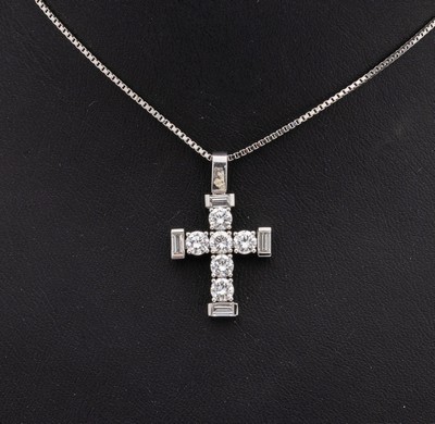 18 kt Gold Diamant-Kreuzanhänger, WG 750/000, 6 Brillanten zus. ca. 1.0 ct und 4 Diamant-Baguettes zus. ca. 0.65 ct feines Weiß/vvs, an Kette, WG ...