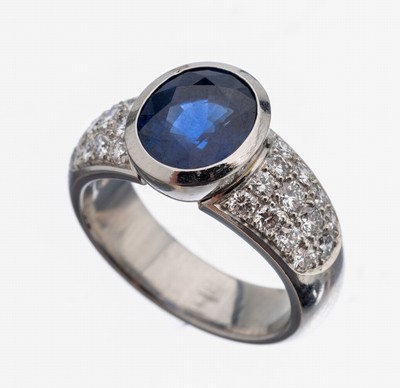 Platin Saphir-Brillant-Ring, Pt gepr., ovalfacett. Saphir ca. 3.30 ct, 26 Brillanten zus. ca. 0.89 ct feines Weiß/vvs, hochwertige Verarbeitung, RW ...