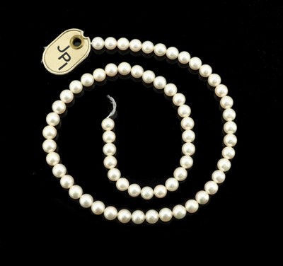 Zuchtperl-Strang, 65 feine AkoyazuchtperlenD. ca. 6 mm, L. ca. 40 cm, ohne Schließe