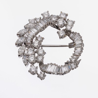 18 kt Gold Diamant-Brosche, WG 750/000, asymm. Formgebung, 41 Diamant-Baguettes, - Trapeze, 17 Brillanten und 5 Diamant-Navettes zus. ca. 5.40 ct ...