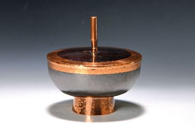 Bauhaus Deckeldose von Hans Przyrembel (1900-1945), Kupfer, Hammerschlagdekor, teils brüniert, am Boden gemarkt HP Handarbeit, H. ca. 17cm, D. ca. ...