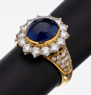 18 kt Gold Saphir-Brillant-Ring, GG 750/000, ovaler Saphir-Cabochon ca. 5.22 ct, 44 Brillanten zus. ca. 1.58 ct feines Weiß- Weiß/vvs, ca. 7.4 g, ...