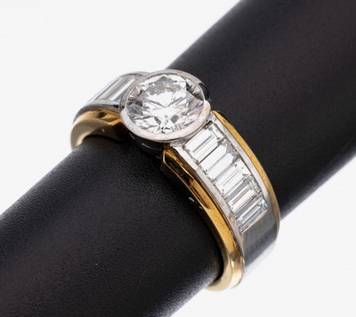 18 kt Gold Diamant-Ring, GG/WG 750/000, 1 Brillant ca. 1.24 ct feines Weiß/vs, Schulternmit 10 Diamant-Baguettes zus. ca. 1.22 ct feines Weiß/vs, ...