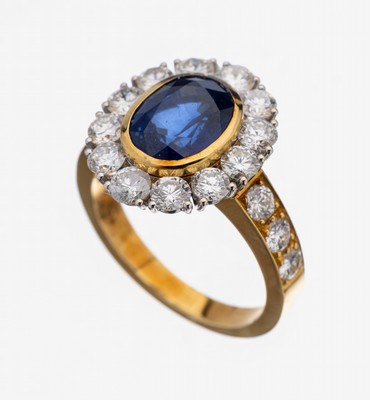 18 kt Gold Saphir-Brillant-Ring, GG/WG 750/000, ovalfacett. Saphir ca. 2.83 ct, 18 Brillanten zus. ca. 1.88 ct feines Weiß- Weiß/vvs-vs, ca. 6.7 ...