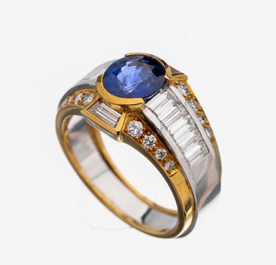 18 kt Gold Saphir-Brillant-Ring, GG/WG 750/000, ovalfacett. Saphir ca. 1.67 ct, 16 Brillanten, 10 Diamant-Baguettes und 2 Diamant-Trapeze zus. ca. ...