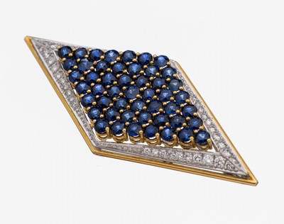 18 kt Gold Brillant-Saphir-Brosche, GG/WG 750/000, architektonischer Aufbau in 2 Ebenen,Rautenform, 40 Brillanten zus. ca. 0.57 ct feines Weiß/vs, ...