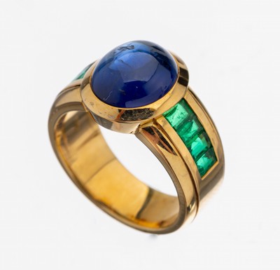 18 kt Gold Saphir-Smaragd-Ring, GG 750/000,Saphir-Cabochon ca. 6.80 ct, 8 Smaragd- Baguettes zus. ca. 0.86 ct, ca. 12.5 g, RW 55