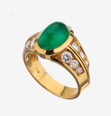 18 kt Gold Smaragd-Brillant-Ring, GG 750/000, hoher Smaragd-Cabochon ca. 3.00 ct, 12 Brillanten zus. ca. 0.83 ct feines Weiß/vs,ca. 9.8 g, RW 55