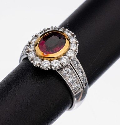 18 kt Gold Rubin-Brillant-Ring, WG/GG 750/000, in GG gefasster ovalfacett. Rubin ca. 1.52 ct, 26 Brillanten zus. ca. 1.26 ct feines ...