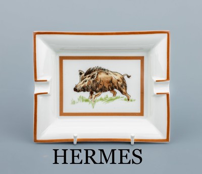 HERMES Aschenbecher, Porzellan, weißer Fond mit Darstellung eines Wildschweins, braune Zierstreifen, Boden mit Velourleder, ca. 19 x 15 cm, sign.