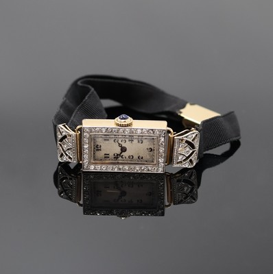 Art-Deco Damenarmbanduhr in GG 750/000 mit Diamanten, Schweiz um 1920, Handaufzug, Scharnierboden, Stoffband, Anstöße sowie Lünette aufw. m. ...