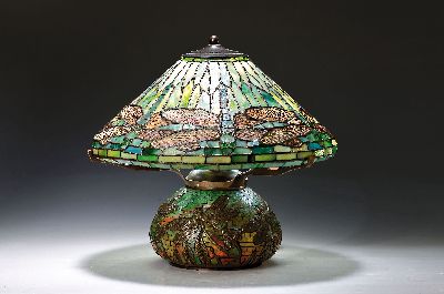 Tischlampe im Tiffany-Stil, 2. Hälfte, 20. Jh., Bronzefuß mit aufgelegten Glasmosaiken, Mosaikschirm opaken Glasmosaiken, Libellendekor, ...