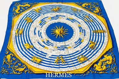 HERMES Seidencarree, 100% Seide, "Echarpe Horoscope", Grund in Weiß und Blau, goldfarb. Motive, ca. 88 x 88 cm, Rand handrolliert, z.T. ...