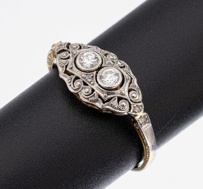18 kt Gold Art Deco Diamant-Ring, um 1920, GG 750/000 gepr., schauseitig Platin, Ringkopfdurchbrochen, 2 Altschliffdiamanten und 6 Diamantrosen zus. ...