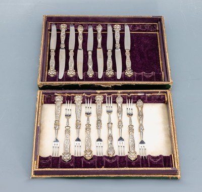 Obstbesteck für 9 Personen, um 1900, Silbergepr., best. aus: 9 Gabeln und 9 Messern, Gebr.-Teile Metall (erneuert), florales Dekor, in altem ...