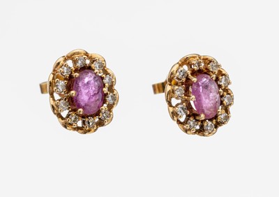 Paar 14 kt Gold Diamant Rubin Ohrstecker, GG 585/000, 2 ovalfacett. Rubine zus. ca. 1.80 ct, umrahmt von Brillanten zus. ca. 0.20 ct get. Weiß/p 1, ...