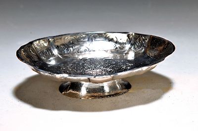 Ovales Fußschälchen, Barock, dat. 1781, Silber getrieben, doppelte Vierpassform, altersbedingt besch. bzw. Reparaturstellen, ca. 102 g, ca. 4 x ...