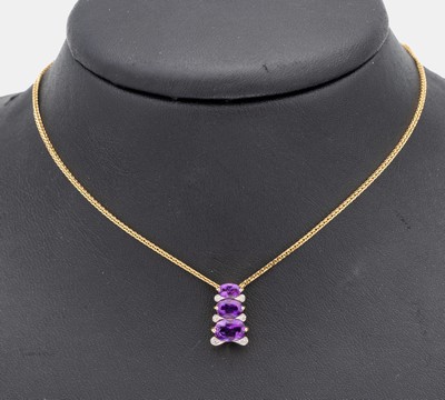 14 kt Gold Amethyst-Diamant-Anhänger, GG 585/000, 3 ovalfacett. Amethyste, 6 kl. 8/8-Diamanten, an Kette, GG 585/000, L. ca. 43cm, ...
