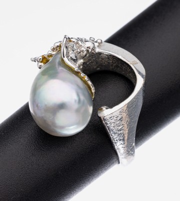 18 kt Gold Perl-Ring, WG 750/000, außergewöhnliche Gestaltung, unrunde silbergraue Südseezuchtperle, RW 55, ca. 10.4 g