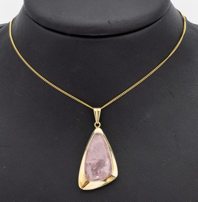 14 kt Gold Rosenquarz-Anhänger, GG 585/000,länglicher Rosenquarz-Cabochon, ca. 4 x 2 cm, an Kette, GG 585/000, L. ca. 45 cm, Federringschließe, ...