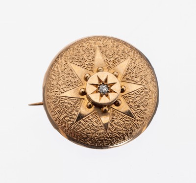 14 kt Gold Diamant-Brosche, um 1900, GG 585/000, rund, Oberfläche strukt., Altschliffdiamant in Sternfassung ca. 0.08 ct Weiß/p, D. ca. 2.7 cm, ...