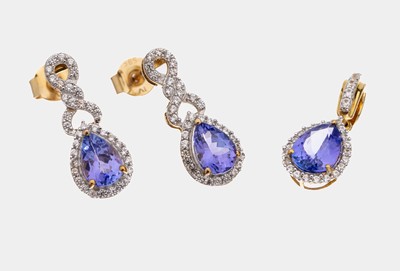 14 kt Gold Tansanit-Saphir-Set, GG 585/000,best. aus: 1 Paar Ohrstecker, 2 facett. Tansanit-Tropfen zus. ca. 1.30 ct, 72 rundfacett. weiße Saphire ...
