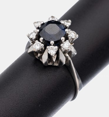 14 kt Gold Saphir-Brillant-Ring, WG 585/000, mittig rundfacett. Saphir ca. 2.0 ct,umgeben von 8 Brillanten zus. ca. 0.34 ct Weiß/si, RW 57, ca. 5.3 ...